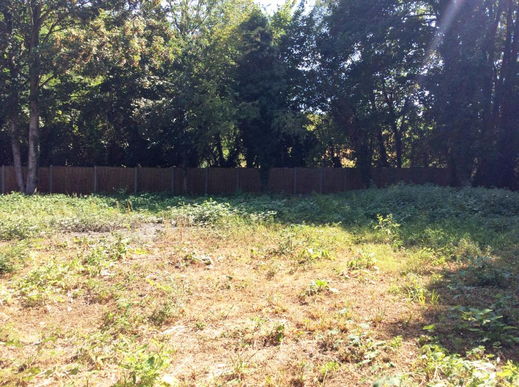 Lot: 145 - BEAUTIFUL PARCEL OF LAND IN GREATER LONDON OVERLOOKING THE GRAND UNION CANAL - 
